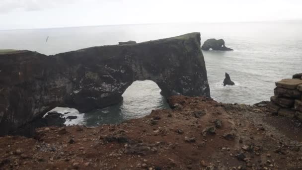 冰岛的Dyrhlaey Viewpoint用Gimbal视频从左到右展示拱门 — 图库视频影像