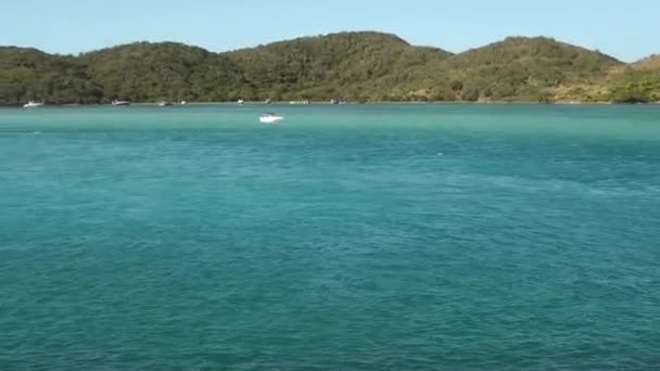 여름날 브라질 해안에 프리오 강어귀의 놀라운 광경이다 — 비디오
