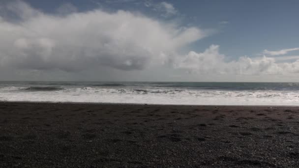 Vik Islândia Com Praia Areia Preta Oceano Atlântico Com Vídeo — Vídeo de Stock
