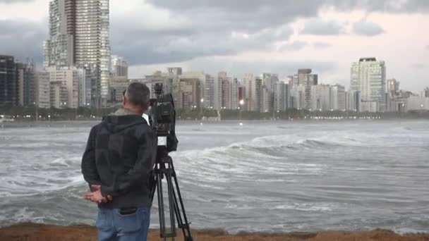 Jornalista Brasileiro Filma Paisagem Urbana Santos Durante Maré Alta Nível — Vídeo de Stock