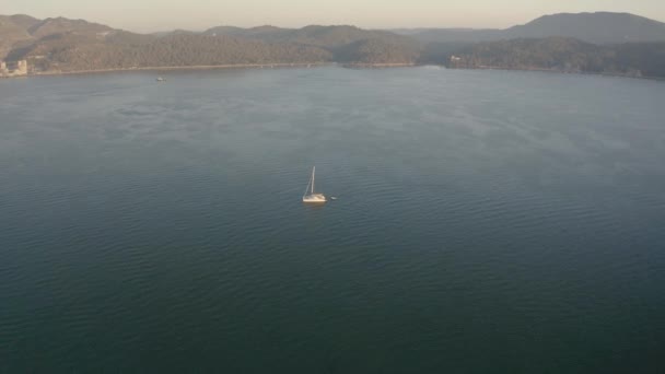 在里斯本萨多河上的一个海湾里和游客一起划船 — 图库视频影像
