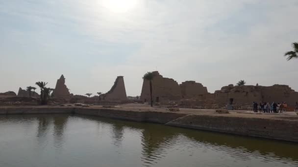 Besucher Des Karnak Tempels Heiliger See Luxor Ägypten — Stockvideo
