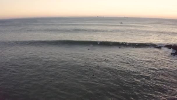 Серфінгіст Їде Великою Хвилею Каскаїс Португалія — стокове відео