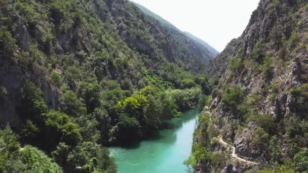 在马其顿北部的马特卡峡谷 一条美丽的蓝色河流缓缓流过自然保护区崎岖的群山之间 无人气垫娃娃射击 — 图库视频影像