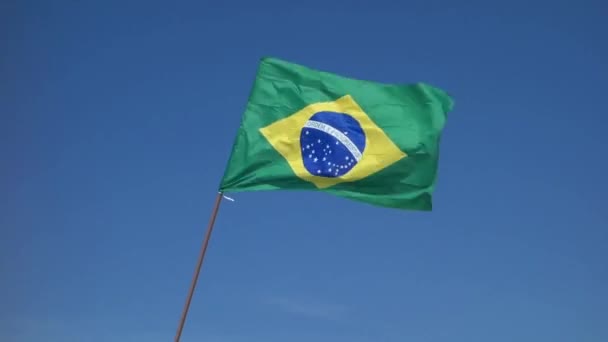 巴西国旗在风中飘扬 蓝天背景 — 图库视频影像