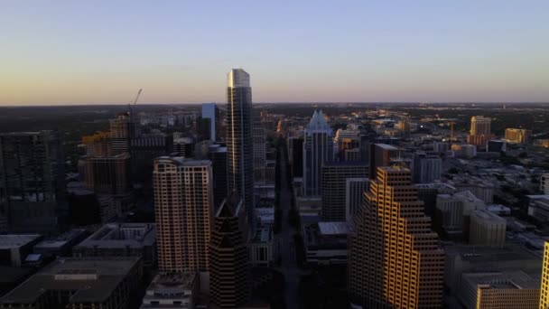 공중에서 하늘을 텍사스 수도를 오스틴에서 일몰을 국회의 사이를 비행하는 — 비디오