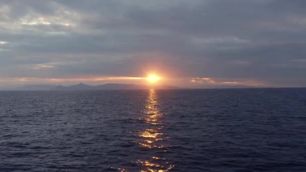 Lotnictwo Latanie Tyłem Nad Morzem Zachodzie Słońca — Wideo stockowe