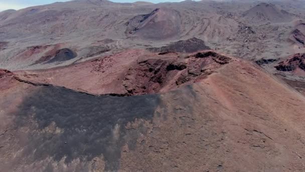 晴れた日にエルヒエロ島のオーキッラ灯台近くの火山のクレーターの上で空中撮影 — ストック動画