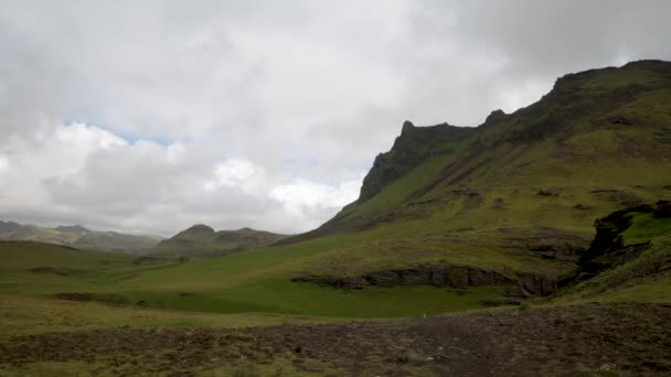 Izland Zöld Hegyek Felhők Time Lapse Videó — Stock videók