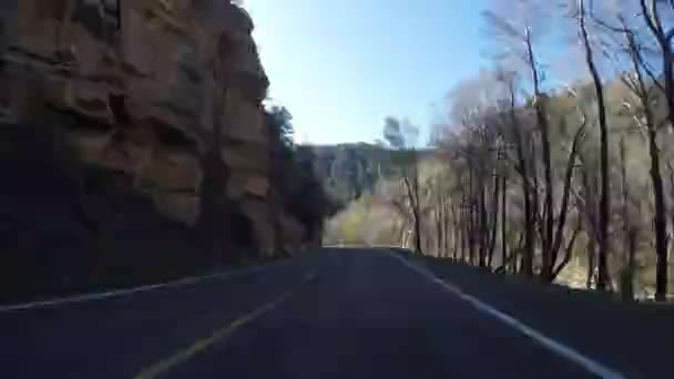 アリゾナの荒野の曲がりくねった道路の急峻な時間の経過運転ショット — ストック動画
