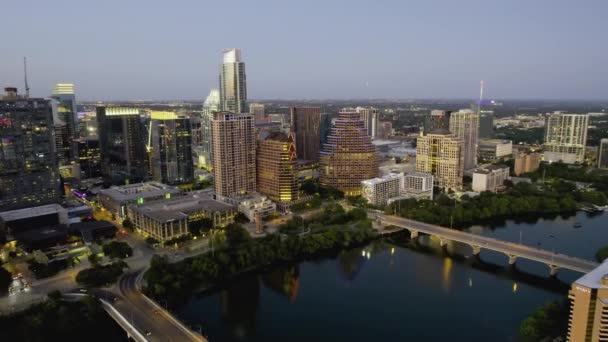 Avvicinamento Illuminato Grattacieli Nel Centro Austin Crepuscolo Stati Uniti Vista — Video Stock