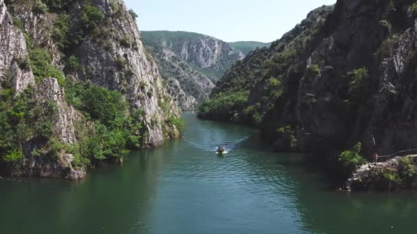 Malá Loďka Turisty Pluje Mezi Strmými Horskými Svahy Nad Jezerem — Stock video