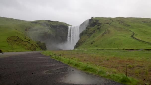 Skogafoss Falls Islandia Con Gimbal Caminando Hacia Adelante Tiro Ancho — Vídeos de Stock