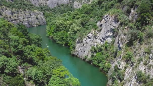 乘坐独木舟和皮划艇的游客在清澈的蓝色马特卡湖上欣赏着陡峭的山墙和北马尔卡峡谷的绿色自然美景 无人打响枪响 — 图库视频影像