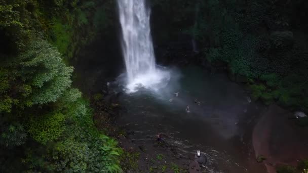 Spray Gigante Das Altas Cachoeiras Brancas Nung Nung Entre Altas — Vídeo de Stock
