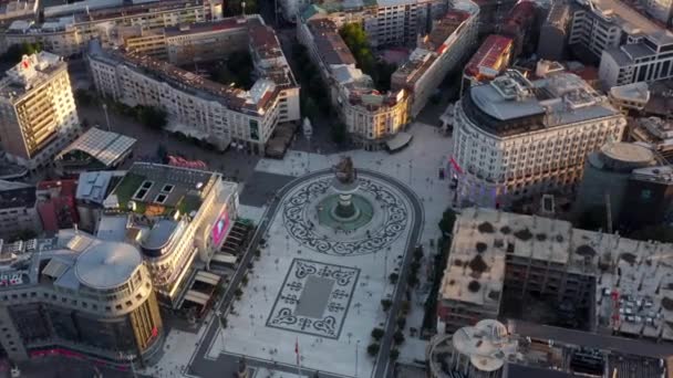 관광객들 주민들은 역사적 건물들 마케도니아 광장에 알렉산더를 지나고 각도의 — 비디오