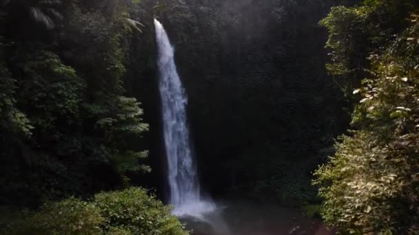 Poderoso Jato Água Iluminado Pela Luz Solar Desce Cachoeira Nung — Vídeo de Stock