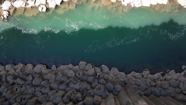 Auf Sechseckigen Basaltsäulen Fuße Des Studlagil Canyon Ost Island Drohnenschuss — Stockvideo
