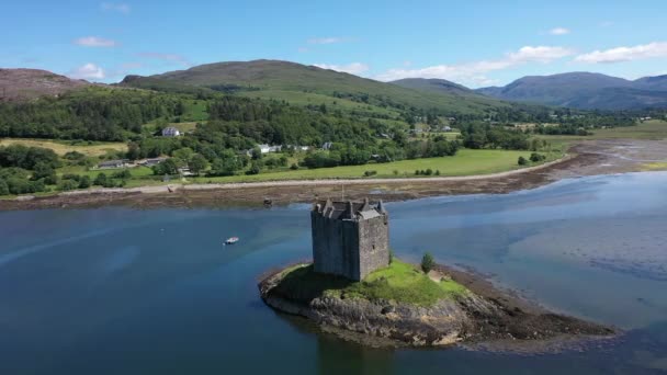 Impressionante Drone Shot Castle Stalker Escócia Varrendo Castelo Cima Dia — Vídeo de Stock
