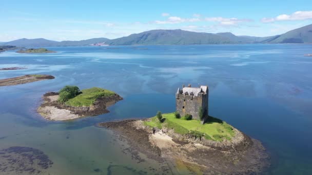 Neuvěřitelný Záběr Castle Stalker Skotsku Klip Začíná Nízko Vody Pomalu — Stock video