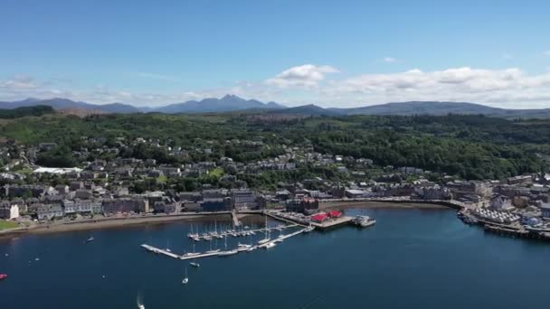 Belo Drone Oban Escócia Percorrendo Toda Costa Cidade Revelando Mar — Vídeo de Stock