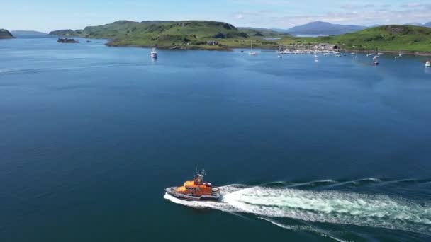 Úžasný Záběr Oban Harbour Skotsku Záběr Sleduje Loď Přijíždějící Přístavu — Stock video