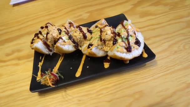 Gesneden Gefrituurde Sushi Visballen Gebakken Sushi Rijstballen Met Dressings Oestersaus — Stockvideo