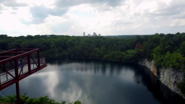 俯瞰雷诺兹公园附近温斯顿塞勒姆的采石场 — 图库视频影像