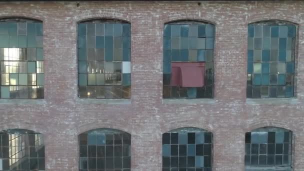 阳光普照的时候 德克萨斯州麦金尼的一间空房间被废弃的棉纺厂的旧窗户遮住了 — 图库视频影像