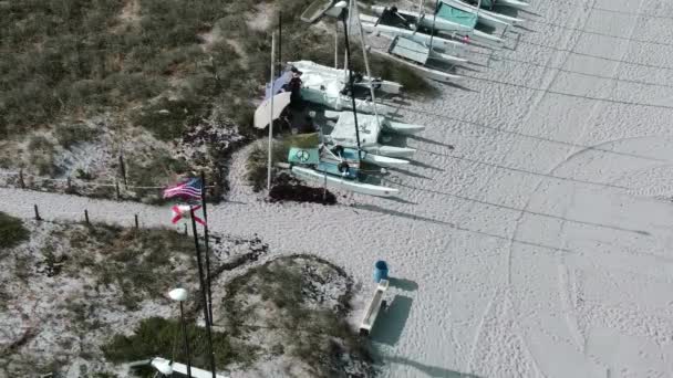 Mały Obszar Wodnosamolotowy Podwójnym Kadłubem Pokrywą Cumowniczą Spoczywający Plaży Delray — Wideo stockowe