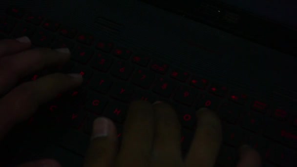 Draufsicht Auf Die Tastatur Des Notebooks Mit Roter Beleuchtung Dunklen — Stockvideo