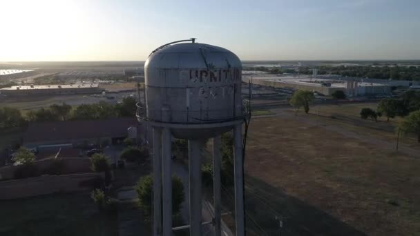 得克萨斯州麦金尼市一座水塔 靠近一座古老的棉纺厂 在日出时读到家具厂 — 图库视频影像