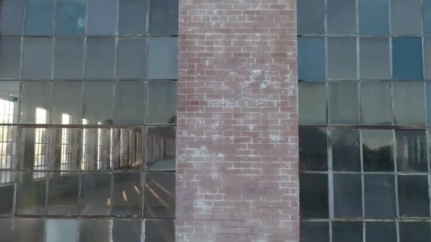 得克萨斯州麦金尼市一座废弃的砖楼的旧窗户前 曾经是一家棉纺厂 — 图库视频影像