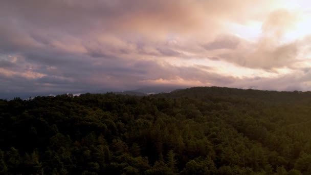 ピンクの空と雲が広がる青い尾根の山々 North Carolina — ストック動画