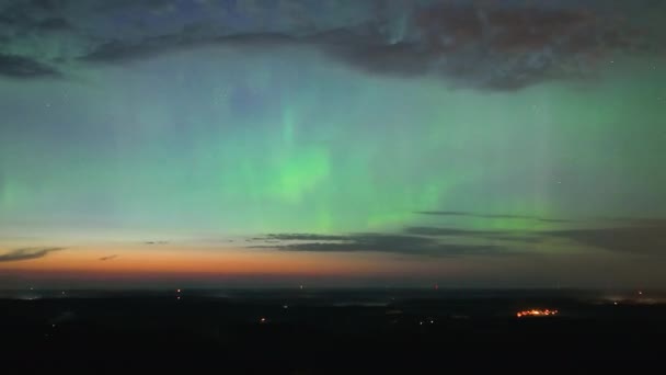 在芬兰南部的夜空中 奥罗拉 波奥利斯和乌云的飞落无人驾驶飞机镜头正在移动 — 图库视频影像