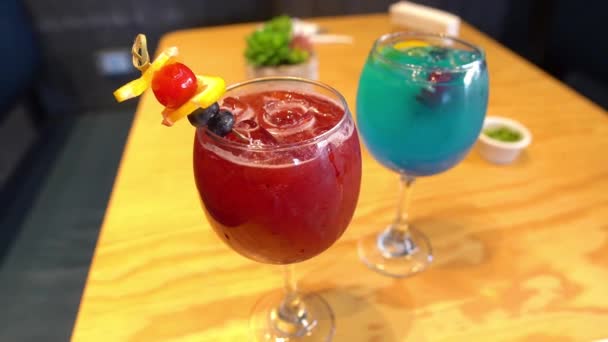 Colorido Refrescante Rojo Verde Elegante Restaurante Bebidas Decoradas Con Cerezas — Vídeos de Stock