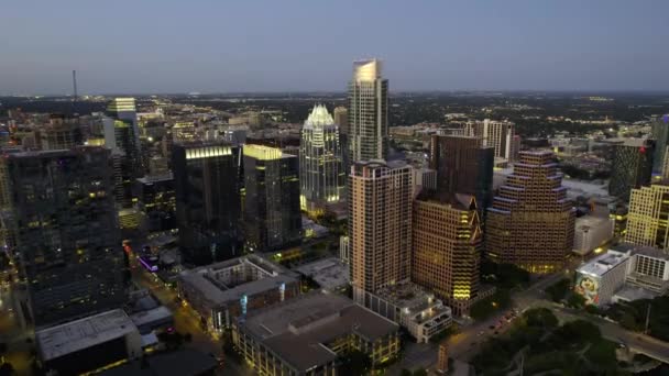 Luftaufnahme Von Der Innenstadt Von Austin Abenddämmerung Texas Usa Rückzug — Stockvideo