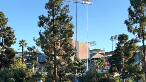 ボールパークのすぐ外にある有名なドジャースタジアム スライドの確立ショット — ストック動画
