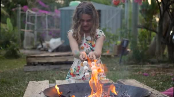 Fiatal Lány Sütés Mályvacukor Fém Rúd Felett Kerti Tűz — Stock videók