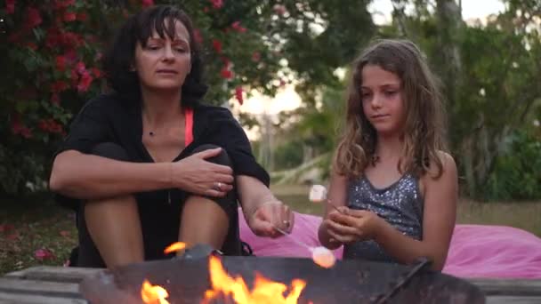 Μαμά Και Κόρη Ψήνουν Ζαχαρωτά Μαζί Κατά Διάρκεια Της Βραδινής — Αρχείο Βίντεο