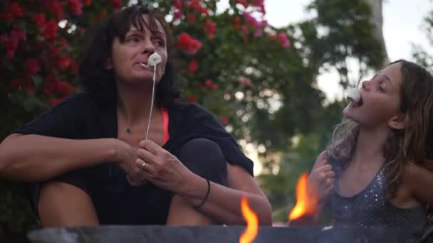 Mamá Hija Disfrutan Del Tiempo Juntos Comiendo Malvaviscos Asados Junto — Vídeos de Stock