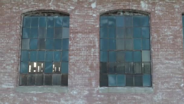 德克萨斯州麦金尼一家废弃的棉纺厂仓库 日出时分充满了阳光 空荡荡的房间充满了阳光 — 图库视频影像