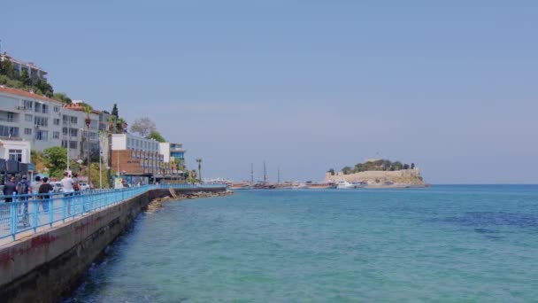 Τοπίο Της Τουρκικής Παραλίας Στο Θέρετρο Kusadasi Και Τουρίστες Περιπάτους — Αρχείο Βίντεο