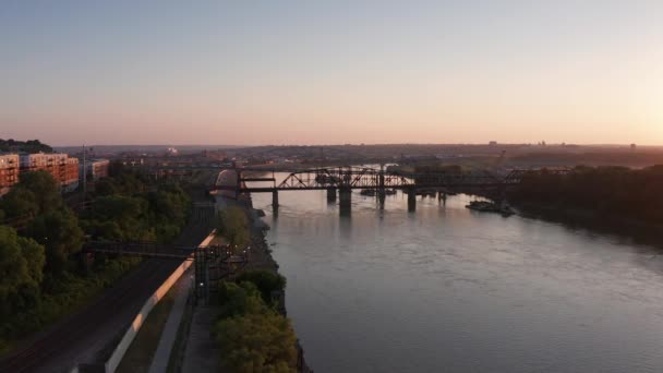 Leereszkedő Légi Felvétel Történelmi Hannibal Hídról Missouri Folyón Naplementekor — Stock videók