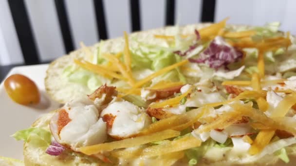 介绍著名的三明治 龙虾卷在餐馆1 — 图库视频影像