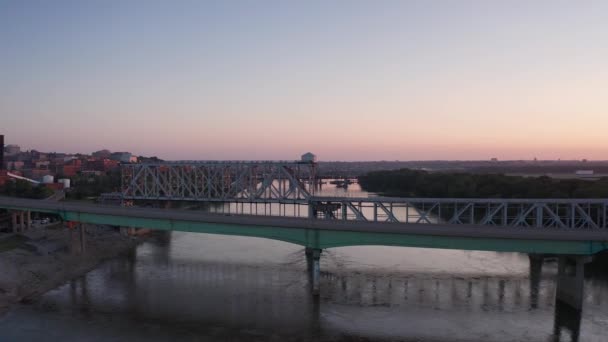 日落时分 从一座历史性的金属桁架铁路桥上飞过密苏里河 — 图库视频影像