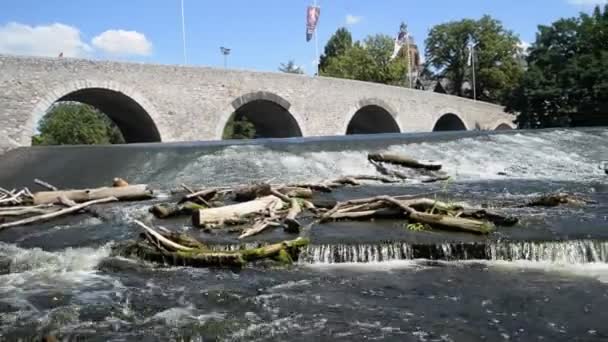 Водопад Перед Красивым Древним Мостом Лан Вецларе Германия Солнечный День — стоковое видео