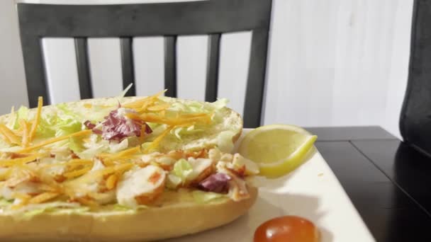 Présentation Fameux Sandwich Rouleau Homard Dans Restaurant — Video