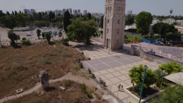 Las Ruinas Mezquita Blanca Ramla Israel Minarete Sigue Pie Rodeado — Vídeo de stock