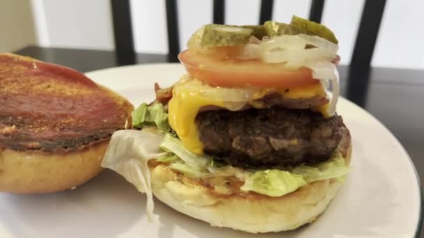 Exibição Delicioso Hambúrguer Queijo Wagyu Com Batatas Fritas — Vídeo de Stock